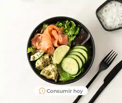 Ensalada Salmón Ahumado Y Palta Con Mix De Hojas Verdes Y Semillas