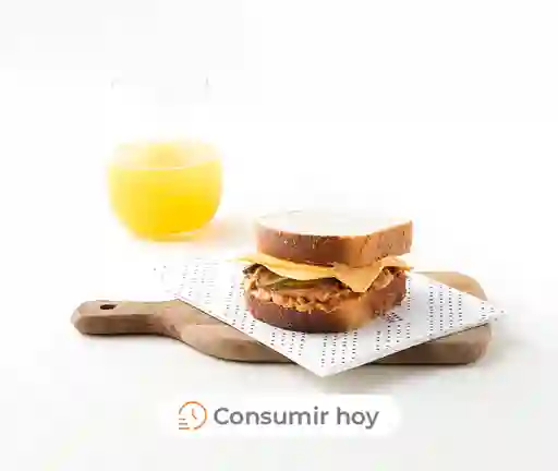 Brioche Hot Honey Chicken Con Cheddar Y Pepinillos