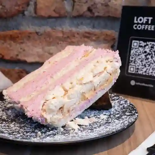 Trozo De Torta Merengue Frambuesa.