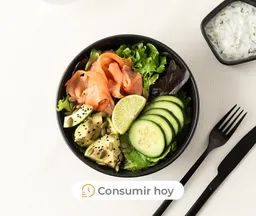 Ensalada Salmón Ahumado Y Palta Con Mix De Hojas Verdes Y Semillas