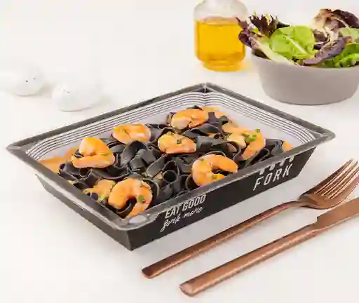 Fetuccini Nero Con Camarones Nikkei 
